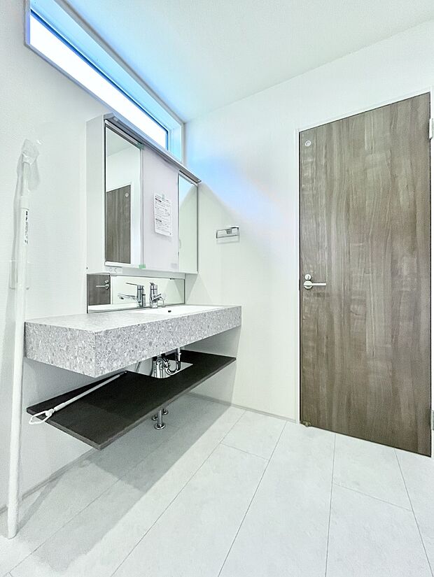 〜Dressing Room〜 十分な大きさの洗面台は収納もさる事ながら、身だしなみチェックや歯磨きなど、朝の慌ただしい時間でもホテルライクなスペースで余裕とゆとりを感じて頂けます。