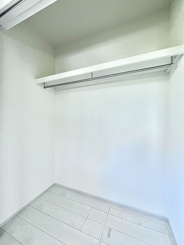 〜Closet〜 壁面クローゼットがあればタンスを置く必要がなく、出っ張りのないスッキリ空間を維持できます。限られたスペースを有効に活用できそう。季節の衣類や趣味の品などたっぷり収納出来ますね♪