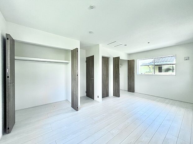 〜Bed Room〜 お子様の成長に合わせて住まいのレイアウトも変わります。思春期のプライバシーを重視したり、成長に合わせて机やベットを配置したり。将来を見越しての住まい選びも大切です。