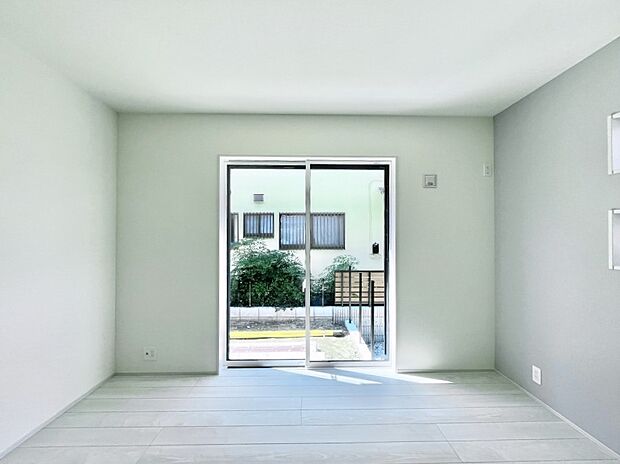 〜Bed Room〜 「今日も一日お疲れ様」とご夫婦でゆったりくつろげる寝室。 毎日の家事やお仕事に疲れた日はフカフカのベットで癒されてください。テレビや本棚をおいても快適な広さが自慢♪