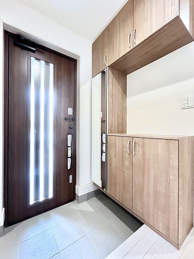 ◆2号棟◆〜Entrance〜 下駄箱ミラー付なので、お出かけ前の身だしなみチェックに◎♪玄関はお客様をお出迎えする一番最初の場所、帰ってくる時に入る最初の場所。そんな場所だからこそ、より良い空間に♪