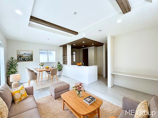 ◆2号棟◆〜Living〜 飽きの来ないシンプルでおしゃれなLDK。大きな窓から日差しが差し込むので室内も明るく、家族の憩いの場としてピッタリです。日当たりの良さを是非ご覧ください! ※家具はCGです