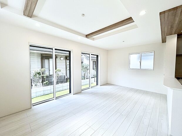 ◆2号棟◆〜Living〜 豊かな陽光がこの場所を照らしだす。 光溢れるこの空間はみんなの笑顔が集う場所、時を忘れ、つきることのないたわいもない会話を楽しむ時間、たくさんの思いが綴られる場所。