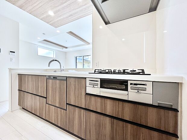 ◆2号棟◆〜Kitchen〜 「さぁ今日は何を作ろう」こんなキッチンなら思いっきり料理ができちゃいます。キッチンからはリビングが一望できます。家族がつながるお家がここにございます。