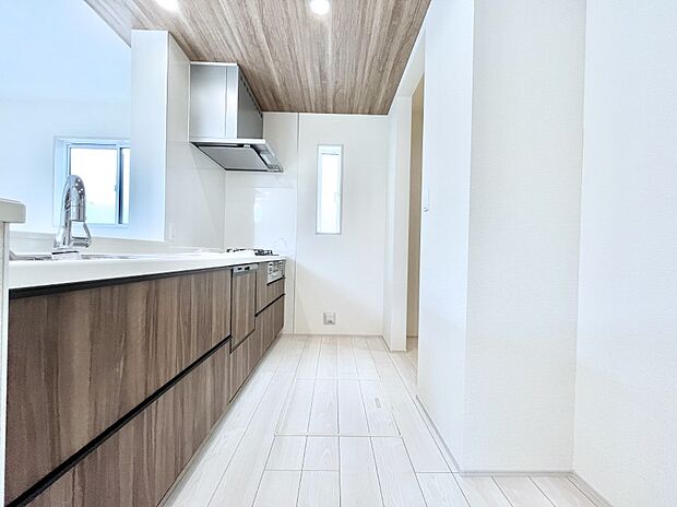 ◆2号棟◆〜Kitchen〜 自然光が入る窓のあるキッチン☆毎日使う場所だからこそ、使い勝手を考慮しました。ゆったりとしたキッチンコーナーは質感豊かな仕上がりとなっております。