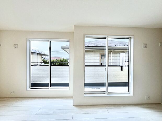 ◆2号棟◆〜Bed Room〜　バルコニーからの明るい日差しが差し込みます。柔らかい自然光で朝目覚める暮らしが送れるだろう。また、機能的な収納を配置して、片付いた空間も実現出来そう。