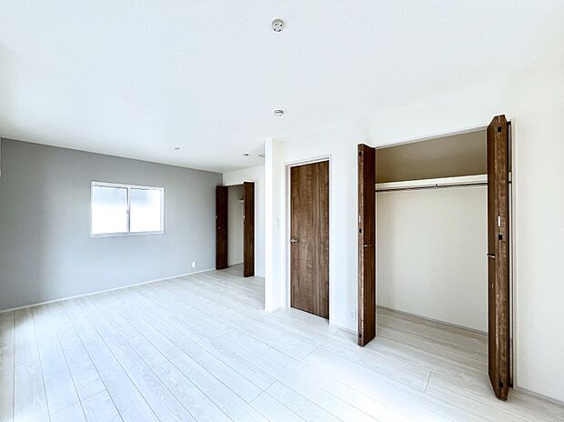 ◆2号棟◆〜Bed Room〜 居室には収納クローゼットを完備!普段使いのお洋服や小物はもちろん、季節物のお洋服などもしっかりと整理整頓おしまい頂けます。 居室空間を広く使用できますね。