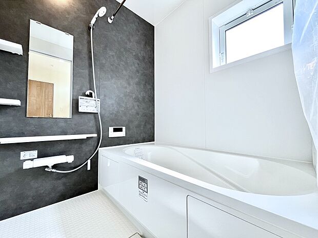 ◆2号棟◆〜Bath Room〜　窓付きのバスルームは、採光もあり明るく気持ちの良い空間です。窓があることで、換気環境も良好。ゆったり寛げるバスルームで、毎日のバスタイムが楽しみになりそうです。