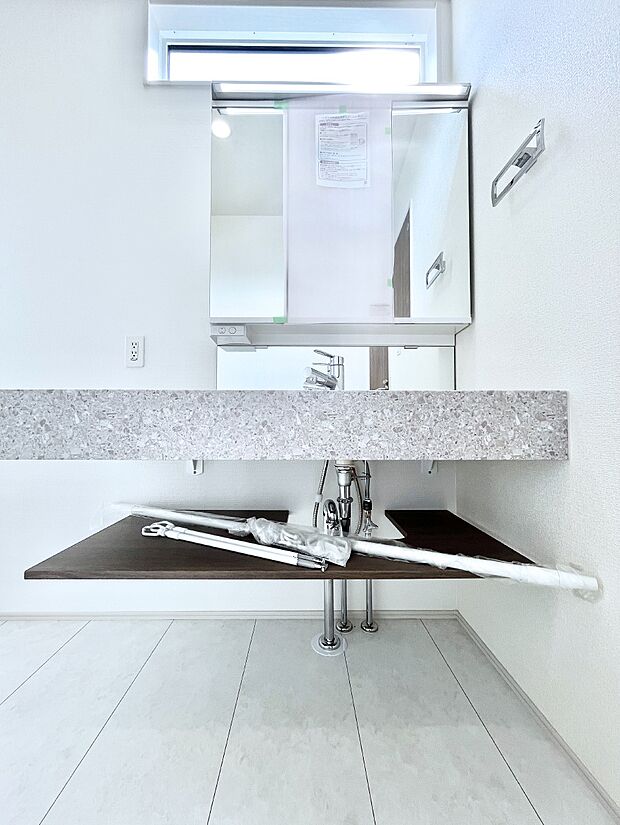 ◆2号棟◆〜Dressing Room〜 清潔感溢れる色合いで統一されていると、スッキリと整った印象をうけます。 鏡の裏にはたっぷりと収納スペースを標準装備! 水廻りは、シンプルかつ機能性を重視して。