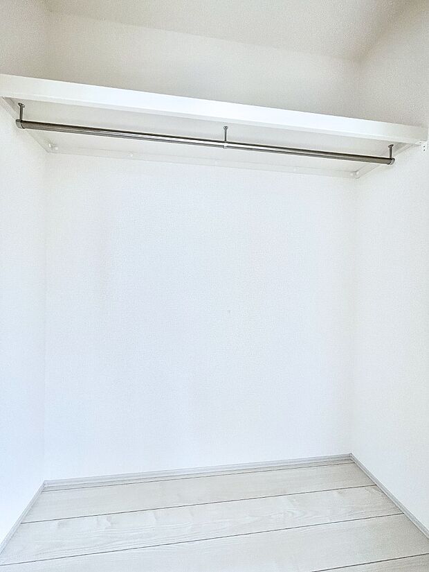 ◆2号棟◆〜Closet〜 壁面クローゼットがあればタンスを置く必要がなく、出っ張りのないスッキリ空間を維持できます。限られたスペースを有効に活用できそう。衣類や趣味の品などたっぷり収納出来ますね♪