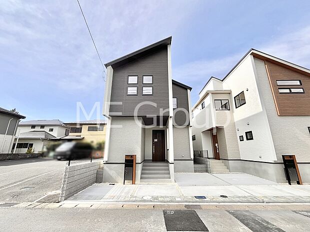 ◆2号棟◆〜Exterior〜 四季を通じて自然と触れ合えるスポットが周辺にたくさん!お散歩やジョギング、週末の遊びに最適です。 暮らしの夢を育む理想の住まいがここにございます。