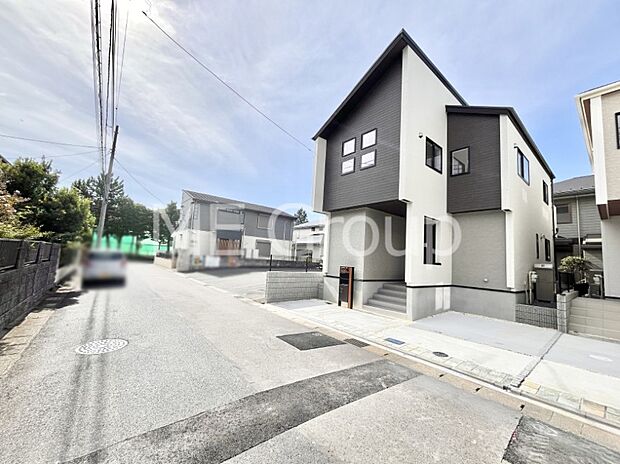 〜Exterior〜 前面道路:北東6.0m公道 前面道路は閑静な住宅地をはしる車通りの少ない道路。駐車の出し入れもらくらくです!ご不明点・現地見学のご希望は、お気軽にお問い合わせください!