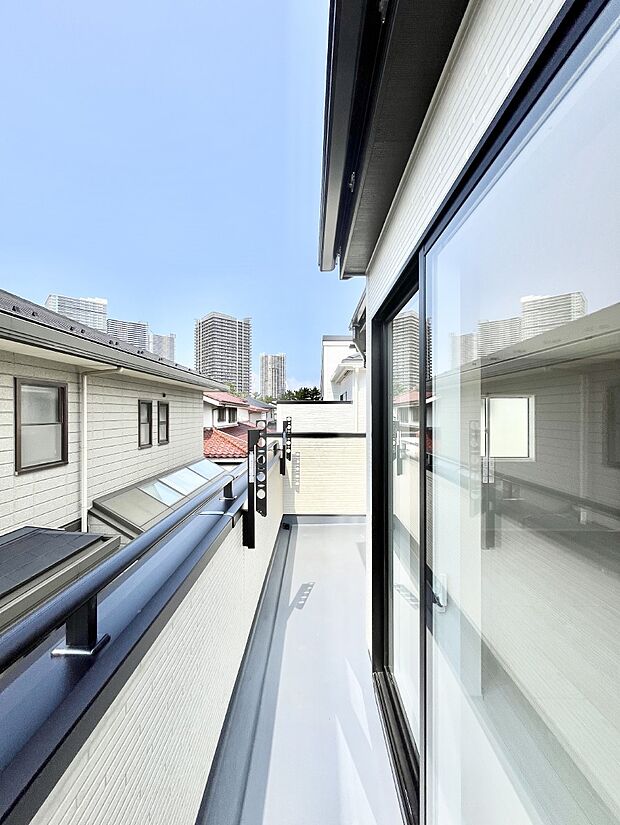 ◆2号棟◆〜Balcony〜 大きな空に囲まれた気持ちのいい家。バルコニーを覗くだけで圧倒的な開放感に包まれます。バルコニーは陽がさしこみお布団や洗濯物を気持ちよく干すことができます。