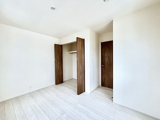 ◆2号棟◆〜Bed Room〜 忙しく過ぎゆく日常を置き去るほど、ゆったりした時間が流れる住環境。『快適』は「家」と「街」と「環境」が調和した時に訪れるだと改めて感じさせてくれます。