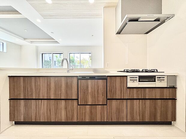 ◆2号棟◆〜Kitchen〜　広くて使いやすいキッチンなら家族でいっしょに料理をつくったり、後片付けも手間なくできちゃいます♪収納もたっぷりあるので、いつもすっきりと清潔な印象を保てます。