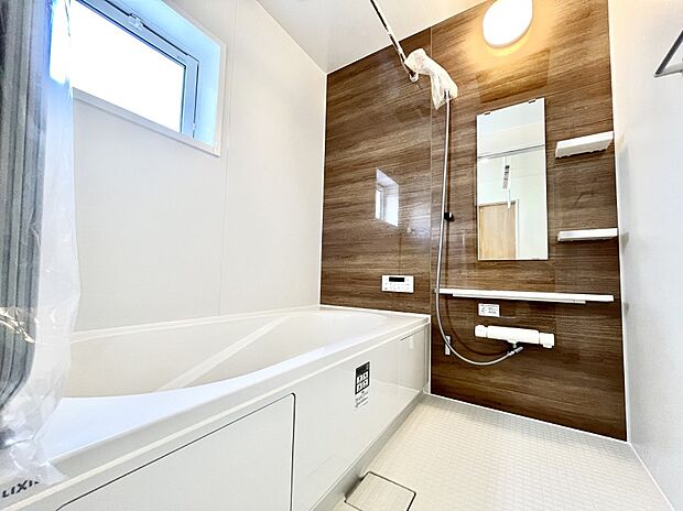 ◆2号棟◆〜Bath Room〜　窓付きのバスルームは、採光もあり明るく気持ちの良い空間です。窓があることで、換気環境も良好。ゆったり寛げるバスルームで、毎日のバスタイムが楽しみになりそうです。