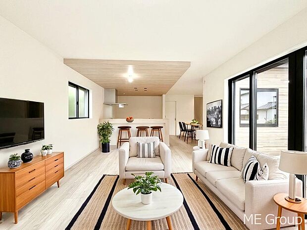 〜Living〜　家族の会話や笑顔が行き交うリビングです。子供が走ってる姿を見ながら、大きなソファやダイニングテーブルでゆったり食事をしたりくつろぎたい♪そんな夢が叶えられる空間です！※家具はCGです