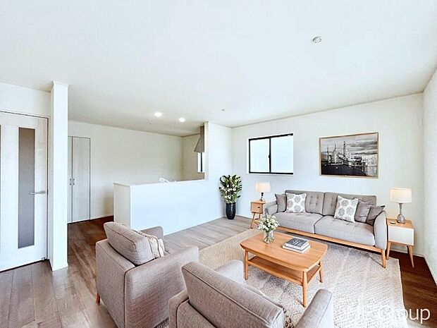 ご家族の賑やかな話し声で包まれる明るいリビング  ※家具はCGです  