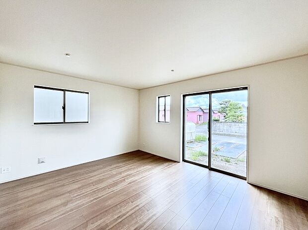 明るい陽光が注ぎ、寛ぎの雰囲気に満たされるリビング・ダイニング。 