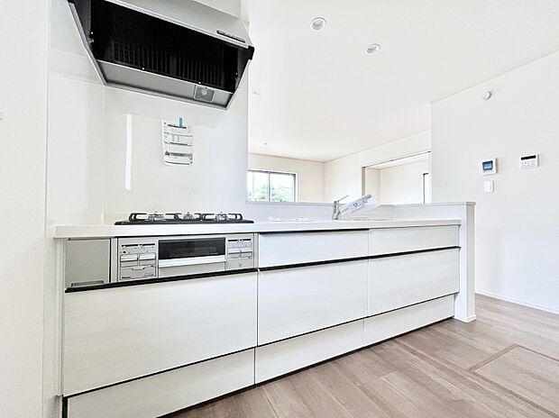 ◆B号棟◆〜Kitchen〜　会話が弾むリビング、料理が愉しくなるキッチン。家は、ただ生活する場ではなく、暮らしを愉しく、快適にする場所。笑顔の毎日、安らぎの日々のために、最新の設備・仕様を採用。