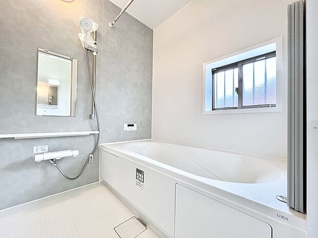 ◆B号棟◆〜Bath Room〜　窓付きのバスルームは、採光もあり明るく気持ちの良い空間です。窓があることで、換気環境も良好。ゆったり寛げるバスルームで、毎日のバスタイムが楽しみになりそうです。