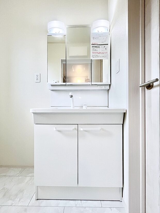 ◆B号棟◆〜Dressing Room〜  清潔感溢れる色合いで統一されていると、スッキリと整った印象をうけます。  鏡の裏にはたっぷりと収納スペースを標準装備！ 