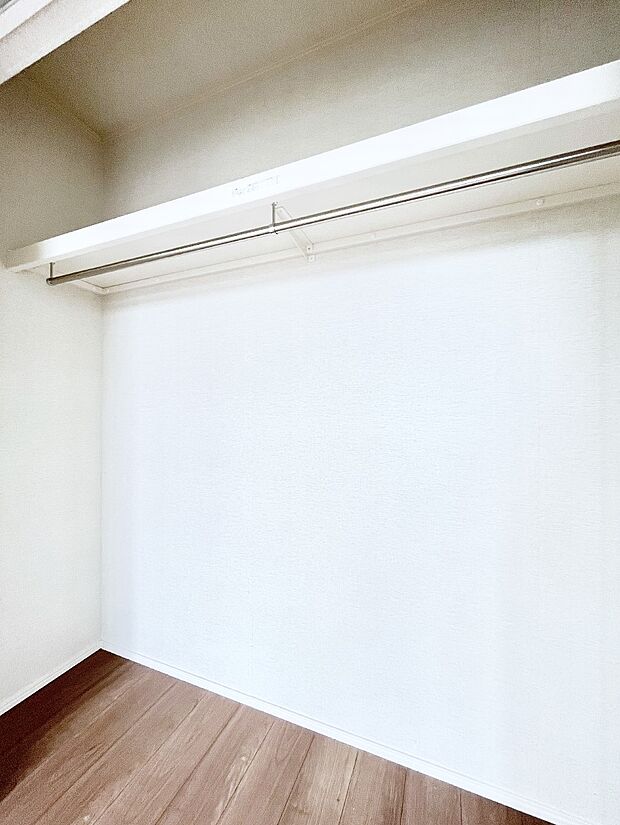 洋室のクローゼット。奥行きがあるので厚手の衣類もすっきり収まります。