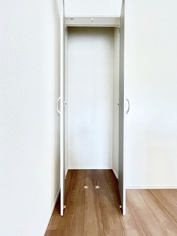 ◆B号棟◆キッチンにはパントリー！食材のストックはもちろん、日用品の収納など使い方はいろいろ！