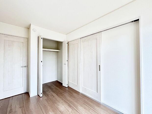 ◆B号棟◆〜Bed Room〜　木の温もりがやさしいフローリングは安らぎをもたらすプライベート空間。明るめのフローリングですので、壁紙ともマッチし、お部屋を更に広く見せてくれる効果も。