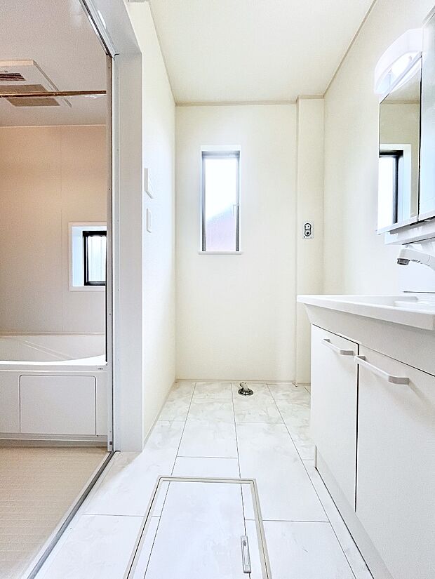 ◆B号棟◆〜Dressing Room〜　暗くなりがちな洗面所も窓があると採光と換気が可能なので気持ちよくお使い頂けます。三面鏡タイプの洗面台は鏡裏収納で散らかりがちな洗面所もスッキリ♪