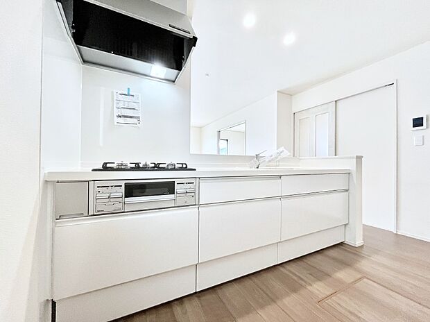 ◆A号棟◆〜Kitchen〜　広くて使いやすいキッチンなら家族でいっしょに料理をつくったり、後片付けも手間なくできちゃいます♪収納もたっぷりあるので、いつもすっきりと清潔な印象を保てます。