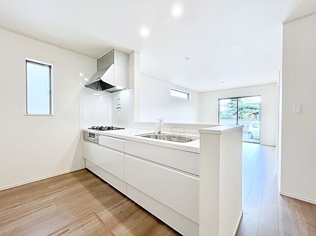 ◆A号棟◆〜Kitchen〜　自然光が入る窓のあるキッチン☆毎日使う場所だからこそ、使い勝手を考慮しました。ゆったりとしたキッチンコーナーは質感豊かな仕上がりとなっております。