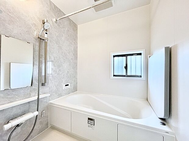 ◆A号棟◆〜Bath Room〜　窓付きのバスルームは、採光もあり明るく気持ちの良い空間です。窓があることで、換気環境も良好。ゆったり寛げるバスルームで、毎日のバスタイムが楽しみになりそうです。