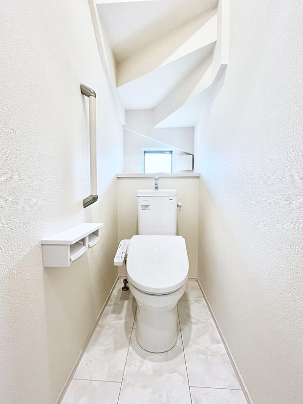 ◆A号棟◆〜Toilet〜　綺麗・スッキリ・快適なウォシュレット付トイレでくつろげる空間です。1、2階共にトイレスペース！採光もあり明るく、快適空間となっております♪毎日使う場所だからこその配慮です！