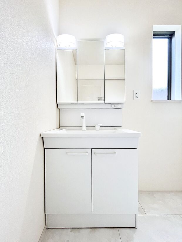 ◆A号棟◆〜Dressing Room〜  清潔感溢れる色合いで統一されていると、スッキリと整った印象をうけます。鏡の裏にはたっぷりと収納スペースを標準装備！水廻りは、シンプルかつ機能性を重視して。