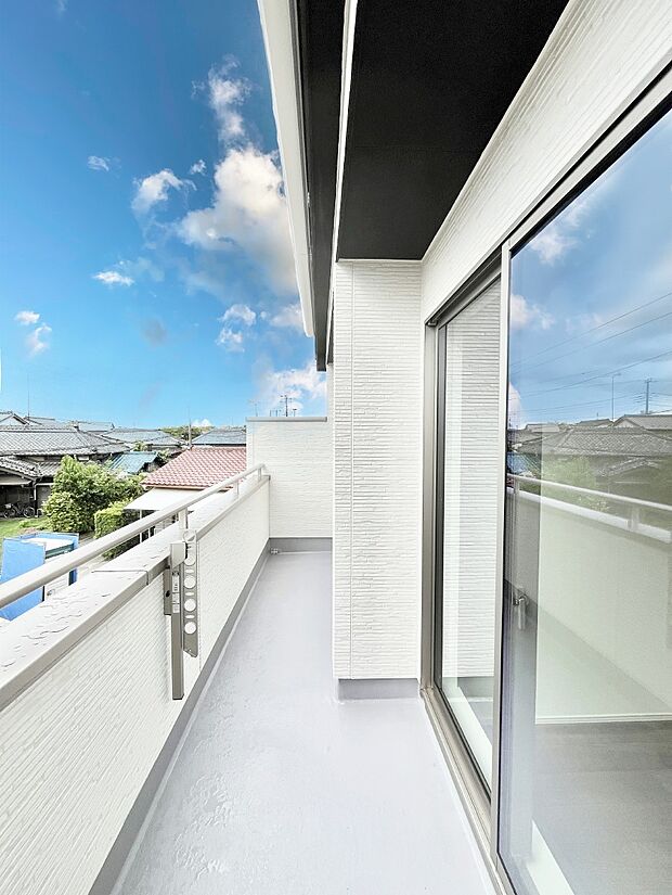 ◆A号棟◆〜Balcony〜　南向きのバルコニーの前には雲以外に太陽を遮るものがありません。お洗濯物も乾きやすく、何より明るく気持ちのいい光が入ってきます。家族全員分の洗濯物も一気に干せます。