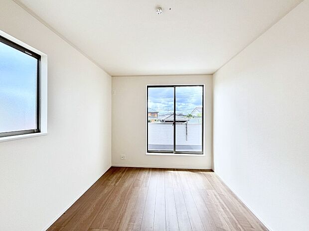 ◆A号棟◆〜Bed Room〜　2面採光を確保した明るい室内は、風通しも良く、大変居心地の良い空間となっております。爽やかな風を感じて起きる朝は、快適生活の始まりに！日当たりや通風がとても良い住まい♪