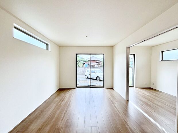 ◆A号棟◆〜Living〜　飽きの来ないシンプルでおしゃれなLDK。大きな窓から日差しが差し込むので室内も明るく、家族の憩いの場としてピッタリです。開放感と日当たりの良さを是非ご覧ください！