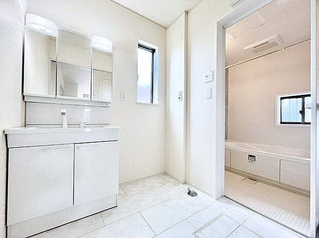 ◆A号棟◆〜Dressing Room〜　暗くなりがちな洗面所も窓があると採光と換気が可能なので気持ちよくお使い頂けます。三面鏡タイプの洗面台は鏡裏収納で散らかりがちな洗面所もスッキリ♪