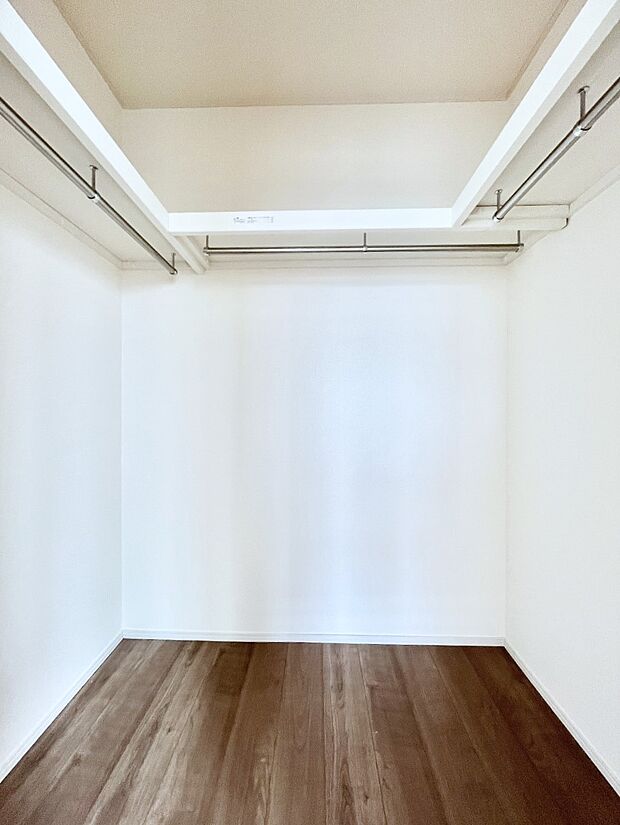 ◆A号棟◆〜Walk-in Closet〜　たくさんの洋服をかけてもシワになりにくいウォークインクローゼット。洋服以外にも、普段使わない家電やスーツケース、ストック品など何でも片付く嬉しい空間です。
