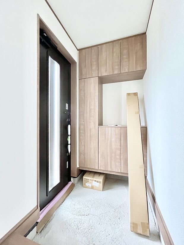 ガラススリットの入った玄関ドアが室内に光を届けてくれます