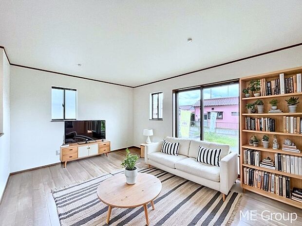 ご家族の賑やかな話し声で包まれる明るいリビング  ※家具はCGです