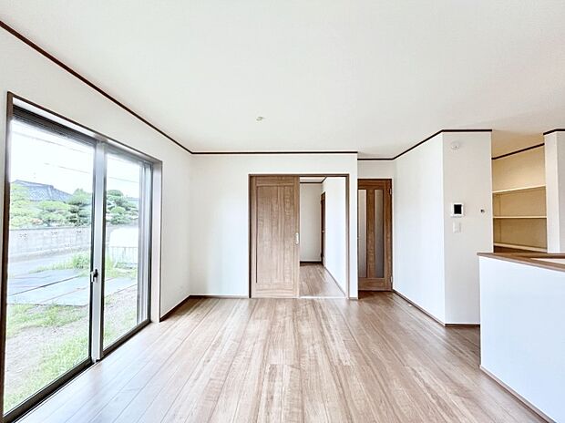 大きな窓からたっぷりの陽光と風を感じられるリビング