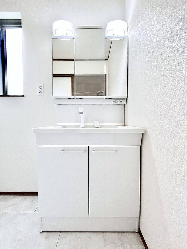 大きく見やすい三面鏡で清潔感ある洗面台は、身だしなみチェックや肌のお手入れにおすすめです。 