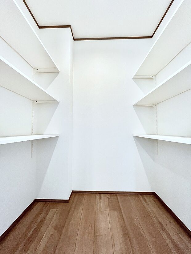 キッチンにはパントリー！食材のストックはもちろん、日用品の収納など使い方はいろいろ！