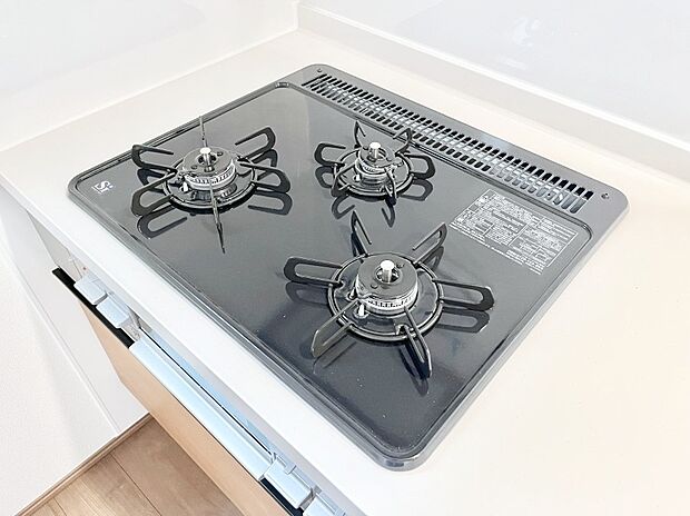 ガスコンロはＳｉセンサー搭載。火力調節や焦げ付き・消し忘れも防いでくれます。