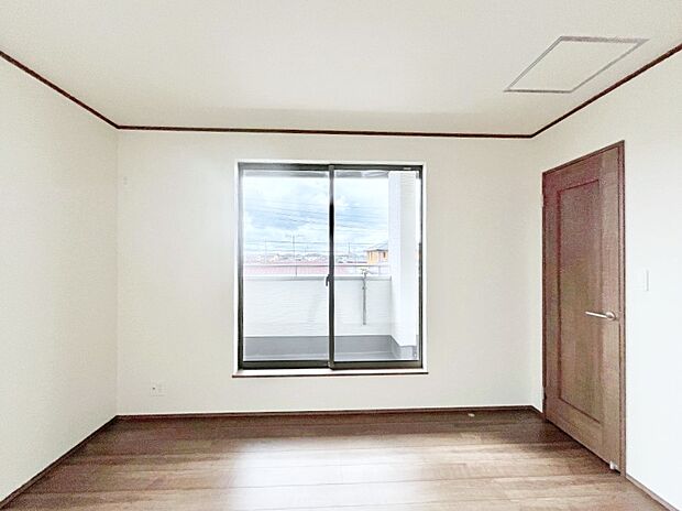 バルコニーが開放感をプラスしてくれる洋室  