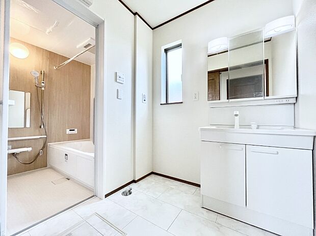 小窓がついているので湿気の多い場所でも換気が十分行えます。毎日の身支度を気持ち良く！