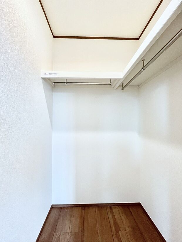 ウォークインクローゼット付きで生活空間を広く利用できます。