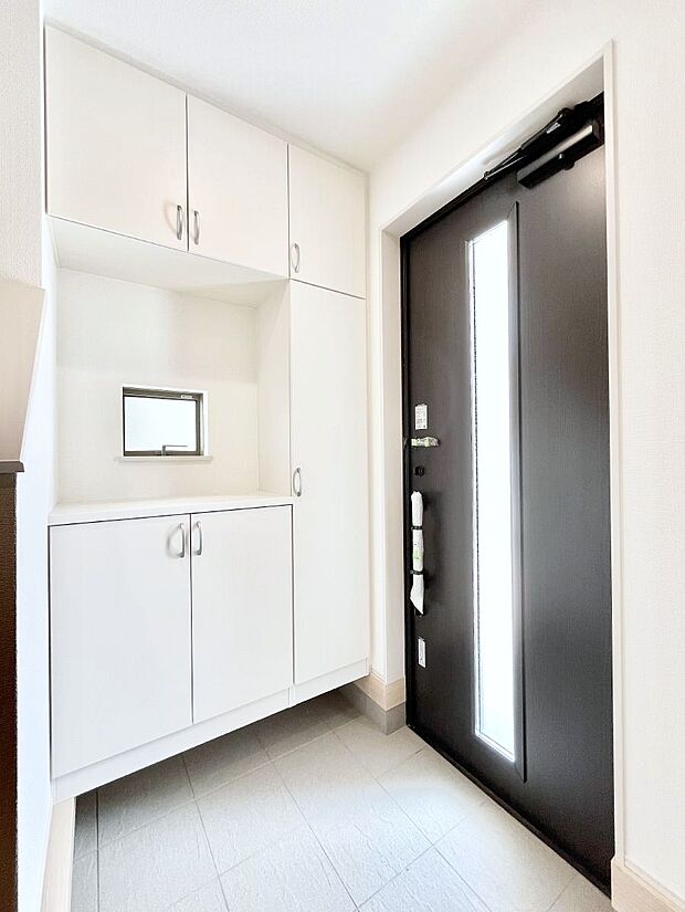 ◆2号棟◆〜Entrance〜 家の中でお客様を迎える最初の場所である玄関は、家の印象そのものです!豊富な玄関収納で、常に綺麗に保つことが出来ます♪玄関にはたっぷり収納の下駄箱を完備!